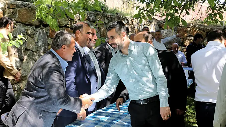 Bitlis Belediyesi Ekinli Köyü'nde muhtarlarla buluşarak yerel sorunları masaya yatırdı