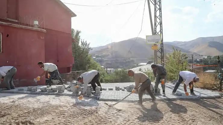 Bitlis Belediyesi Kent Genelinde Kilitli Parke Taşı Çalışmalarını Sürdürüyor