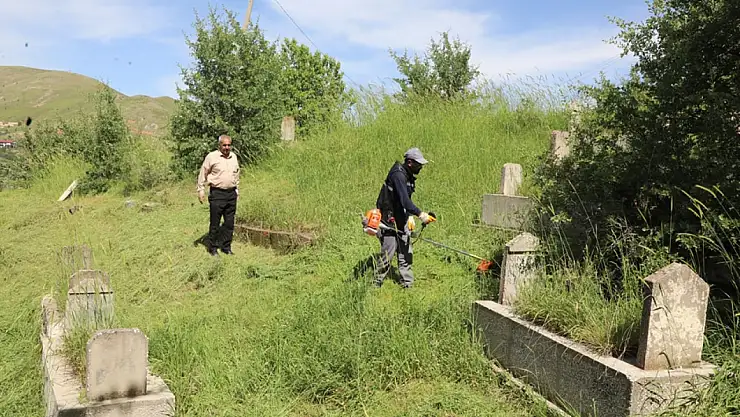 Bitlis Belediyesi'nden Bayram Öncesi Mezarlıklarda Temizlik Seferberliği