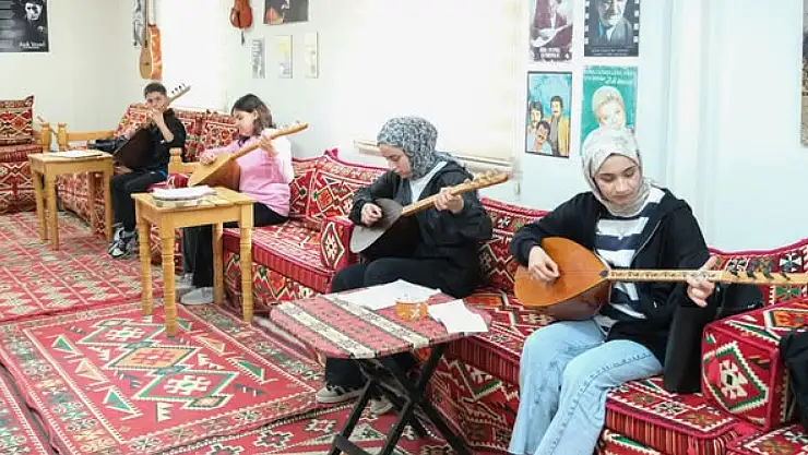 Bitlis Belediyesi'nden Gençlere Bağlama Kursu