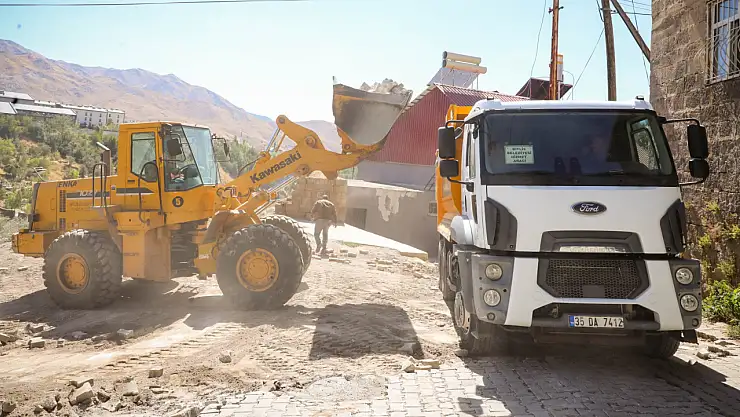 Bitlis Belediyesi'nden Zeydan Mahallesi'nde Yoğun Parke Söküm Çalışmaları