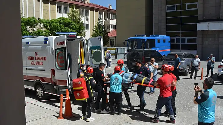 Bitlis Devlet Hastanesi'nde Yangın ve Tahliye Tatbikatı Başarıyla Gerçekleştirildi