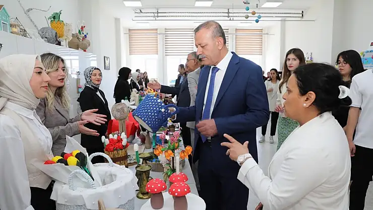 Bitlis Eren Üniversitesi Çocuk Gelişimi Öğrencilerinden Eğitim Materyalleri Sergisi