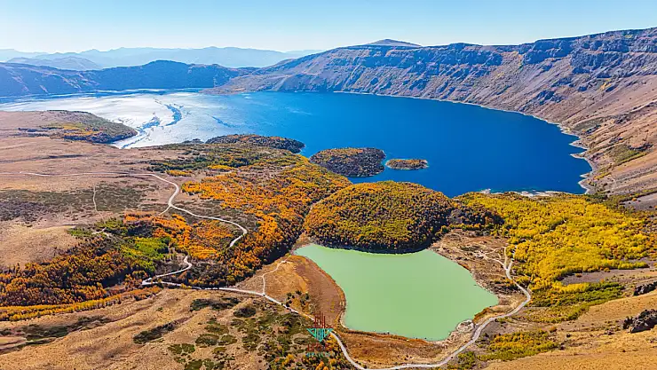 Bitlis'in Doğal Güzelliği: Nemrut Krater Gölü Sonbaharda Ziyaretçilerini Bekliyor