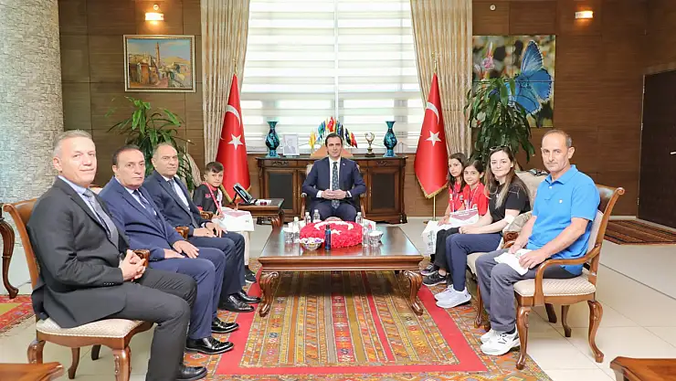 Bitlis'in Gururu Öğrencilerden Büyük Başarı: Türkiye Şampiyonları Vali Karakaya'yı Ziyaret Etti