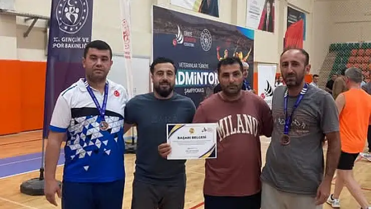 Bitlis Sporcuları Veteranlar Türkiye Badminton Şampiyonası'nda Ödülleri Topladı