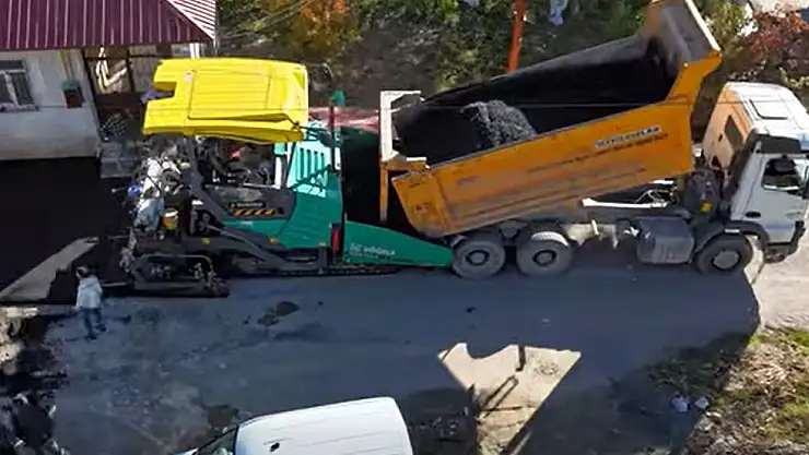 Bitlis'te 13 Mahallede Sıcak Asfalt Çalışmaları Devam Ediyor