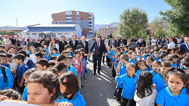 Bitlis'te 2025-2026 Eğitim Öğretim Yılı Başladı: Vali Ahmet Karakaya Öğrencilerin Heyecanına Ortak Oldu
