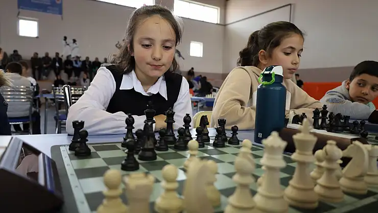 Bitlis'te 23 Nisan'da satranç heyecanı: Minik zihinler madalya için yarıştı!
