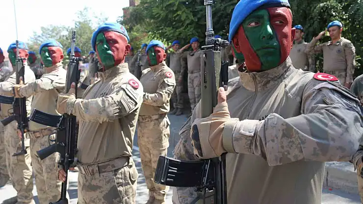 Bitlis'te 30 Ağustos Zafer Bayramı coşkulu törenlerle kutlandı, Vali Karakaya bayramda halkla bir araya geldi