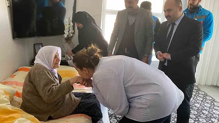 Bitlis'te asırlık çınara anlamlı ziyaret
