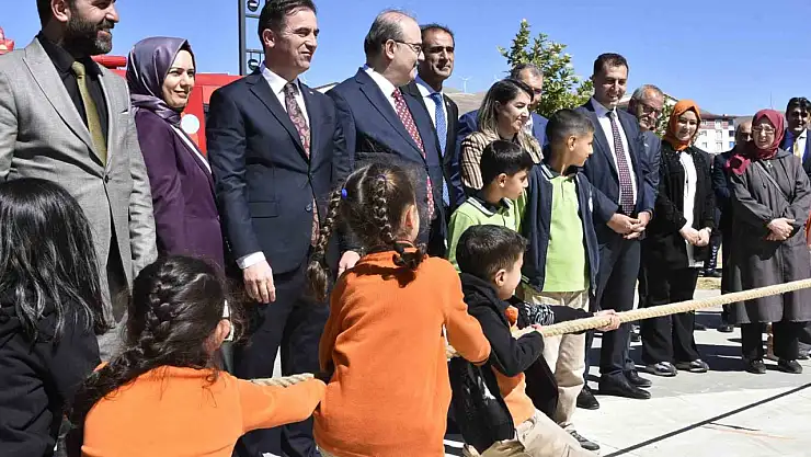Bitlis'te Bir Anadolu Şenliği coşkuyla başladı, kültürel zenginlikler tanıtıldı
