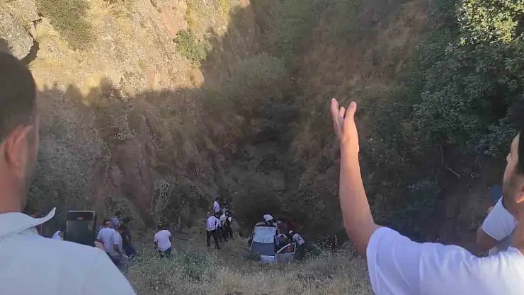 Bitlis'te direksiyon hâkimiyetini kaybeden sürücü uçuruma yuvarlandı, ağır yaralı!