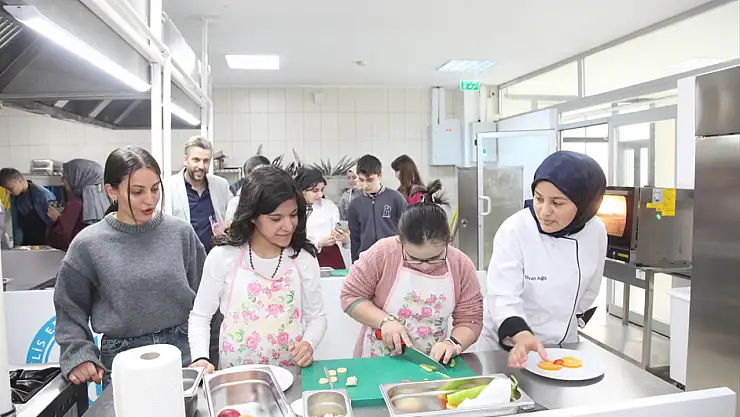 Bitlis'te engelli öğrenciler, üniversite mutfağında kahvaltı hazırladı