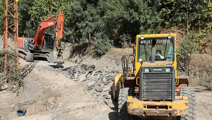 Bitlis'te Fatih Sultan Caddesi'nde Yol Genişletme ve Yenileme Çalışmaları Başladı