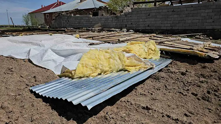 Bitlis'te Fırtına Evin Çatısını Uçurdu, Tavuklar Telef Oldu!