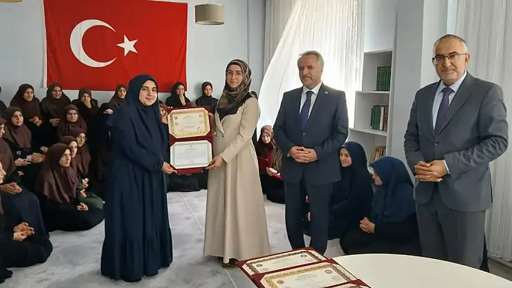 Bitlis'te Hafız Öğrencilere Belgeleri İl Müftüsü Tarafından Takdim Edildi