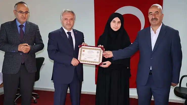 Bitlis'te Hafızlık Belgeleri İl Müftüsü Kadir Koçak Tarafından Takdim Edildi