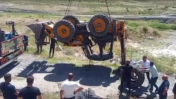 Bitlis'te iş makinesi kazası: Kepçe operatörü yaralandı, vinçle kurtarıldı