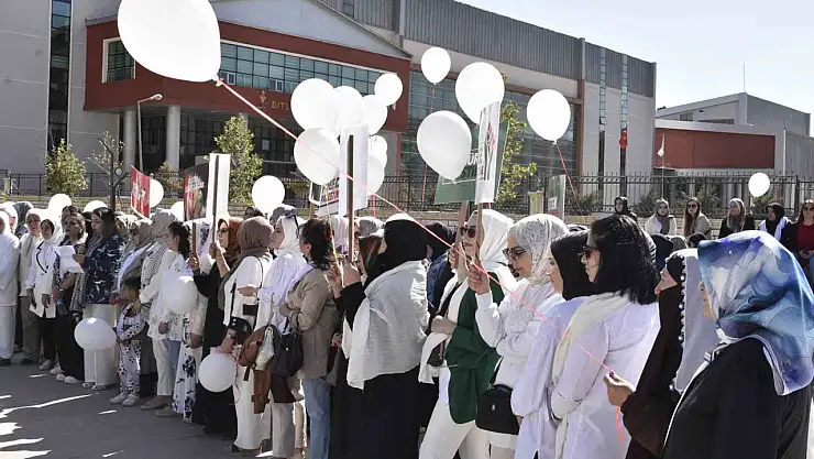 Bitlis'te kadınlardan Gazze için sessiz çığlık yürüyüşü ve beyaz balonlarla protesto