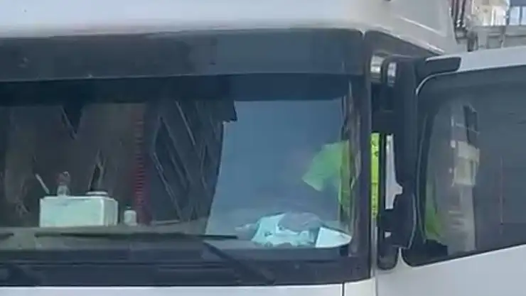 Bitlis'te kalp krizi geçiren tır sürücüsü kaza yaptı, her iki sürücü hastaneye kaldırıldı