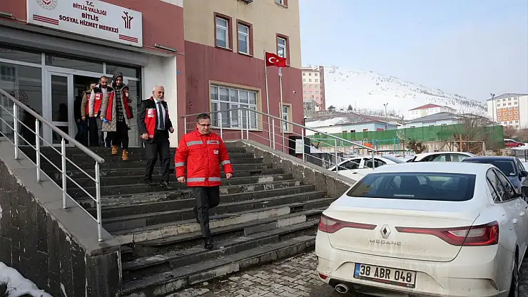 Bitlis'te 'Kırmızı Yelekliler' zorlu kış koşullarında ihtiyaç sahiplerinin yanında
