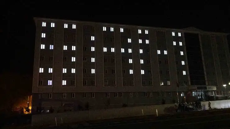 Bitlis'te kız öğrenciler yurt ışıkları ile 'Şam' yazdı