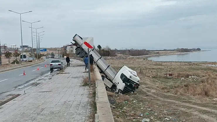 Bitlis'te kontrolden çıkan tır asılı kaldı