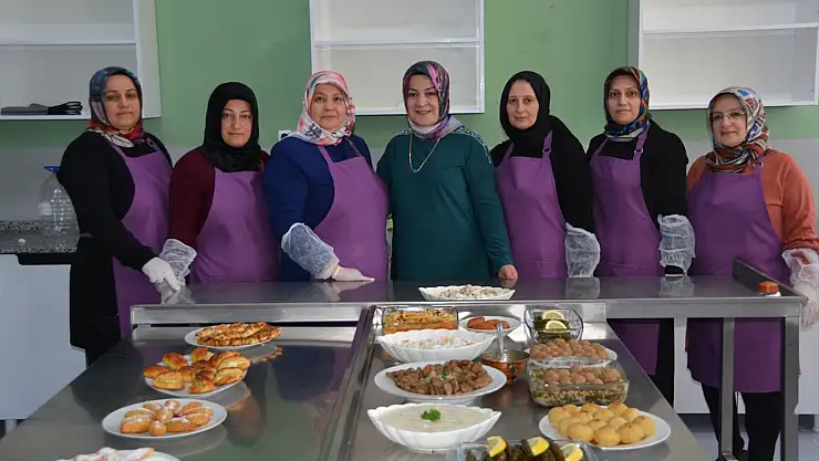 Bitlis'te kooperatif kuran kadınlar yöresel lezzetleri pazarlayarak ekonomiye katkı sağlıyor