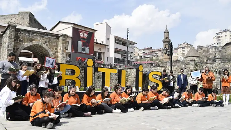 Bitlis'te öğrenci ve öğretmenler kitap okuma etkinliği düzenledi