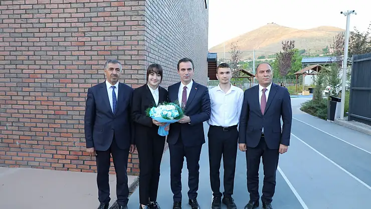 Bitlis'te Öğrenciler Yıl Sonu Etkinliğinde Büyüledi, Vali Karakaya Destek Mesajı Verdi