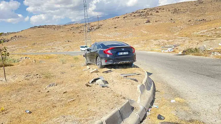 Bitlis'te otomobil bariyerlere çarptı: 4 yaralı hastaneye kaldırıldı