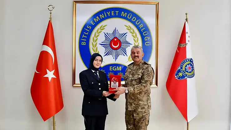 Bitlis'te Polis Teşkilatı'nın 180. yılına özel atış müsabakasında başarılı memura ödül!