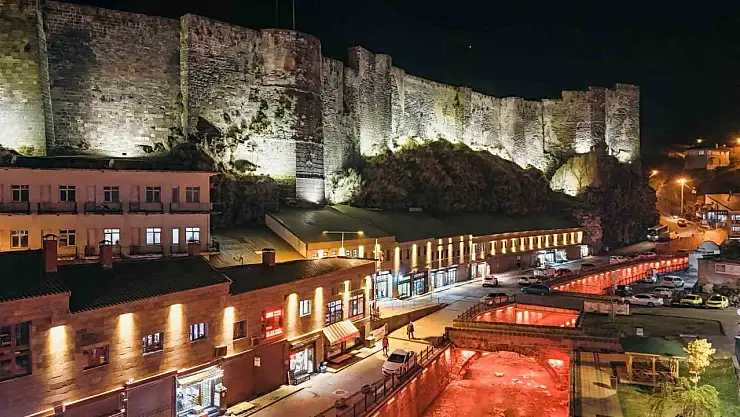Bitlis'te tarih geceleri aydınlatıyor