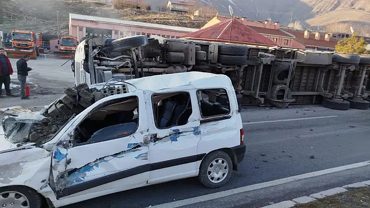 Bitlis'te tır devrildi: 2 yaralı