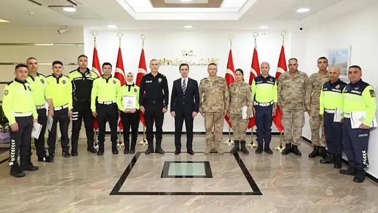 Bitlis'te Trafik Personeline Başarı Belgesi Takdimi