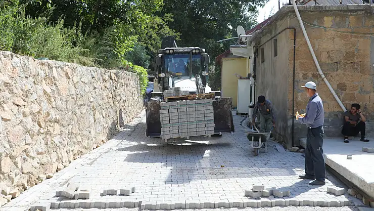 Bitlis'te Yükseliş Mahallesi'nde Parke Taşı Yenileme Çalışmaları Devam Ediyor