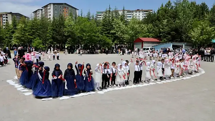 Bitlis Valisi Ahmet Karakaya, 4-6 Yaş Kur'an Kursu Şenliklerine Katıldı