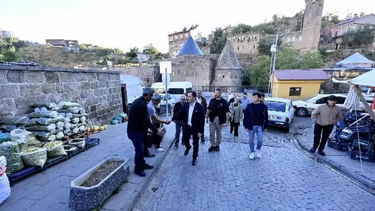 Bitlis Valisi Ahmet Karakaya, Çarşı Esnafıyla Bir Araya Geldi