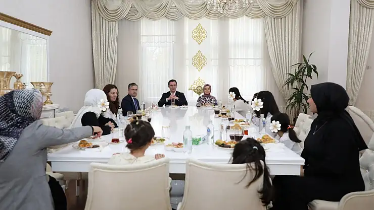 Bitlis Valisi Karakaya, bayramda çocukların yüzünü güldürdü
