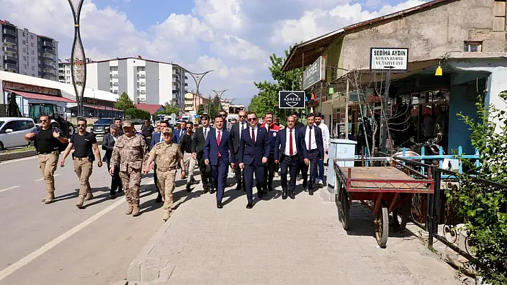 Bitlis Valisi Karakaya Hizan'da esnafla buluştu