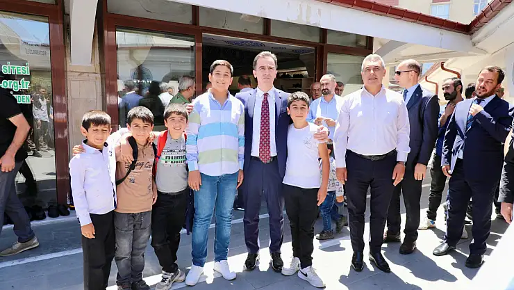 Bitlis Valisi Karakaya, Tatvan'da vatandaşı dinleyip esnafla buluştu, destek sözü verdi