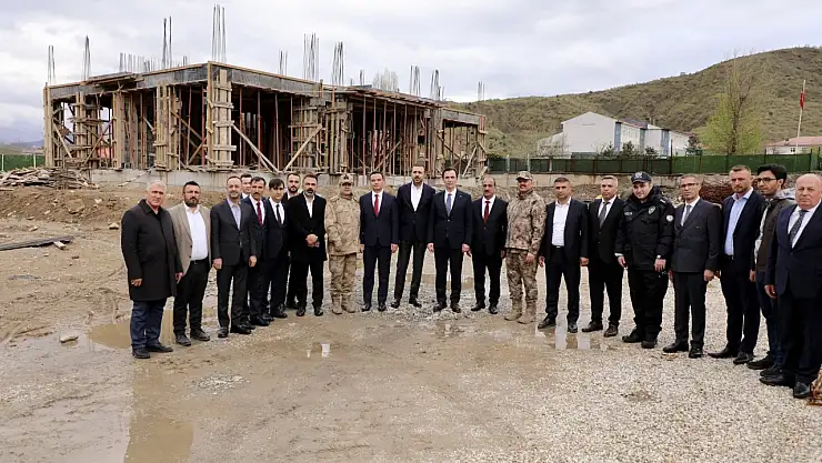 Bitlis Valisi ve Milletvekili Hizan'da Vatandaşlarla Buluştu