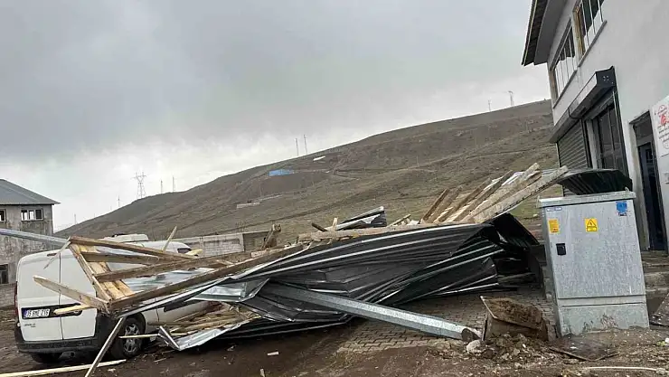 Bitlis ve Tatvan'da fırtına maddi hasara yol açtı