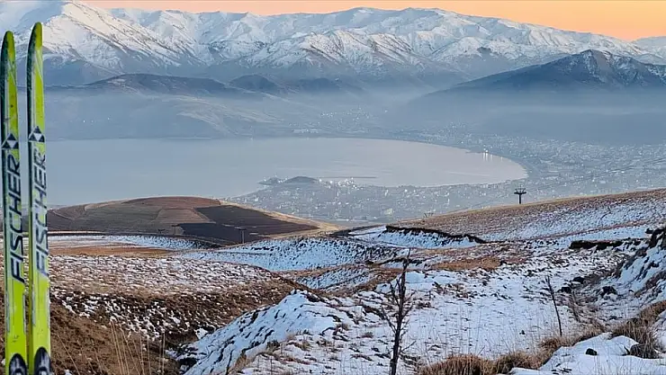 Bitlisli Kayaklı Koşucular, Sezonun İlk Kar Antrenmanını Nemrut Dağı'nda Yaptı