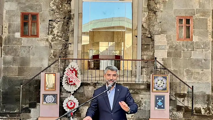 Bizden Hatuniye'ye Ebru Sergisi Çifte Minareli Medrese'de Açıldı