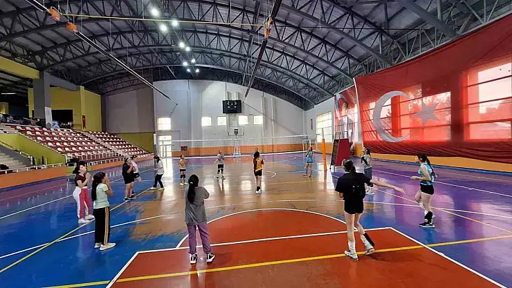 Bulanık ilçesinde voleybol antrenmanlarına yoğun ilgi, gençlerin spor sevgisi artıyor