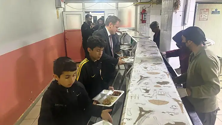 Bulanık Kaymakamı Koşansu, öğrencilerle iftar yaptı
