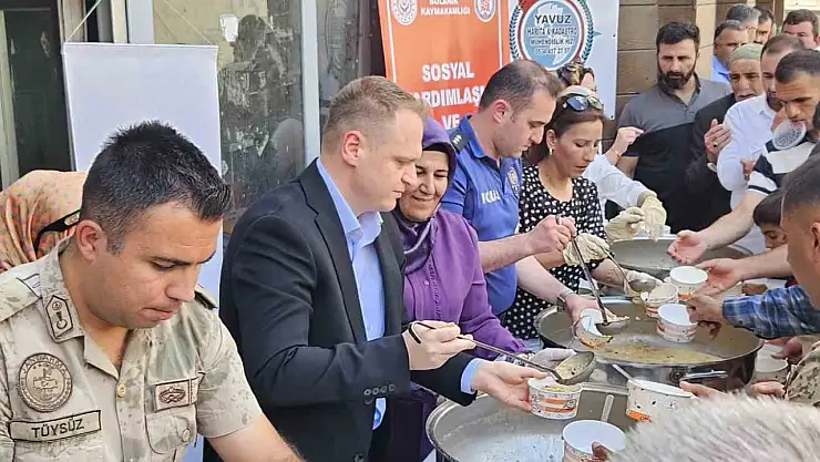 Bulanık Kaymakamlığı'ndan 3 bin vatandaşa aşure ziyafeti