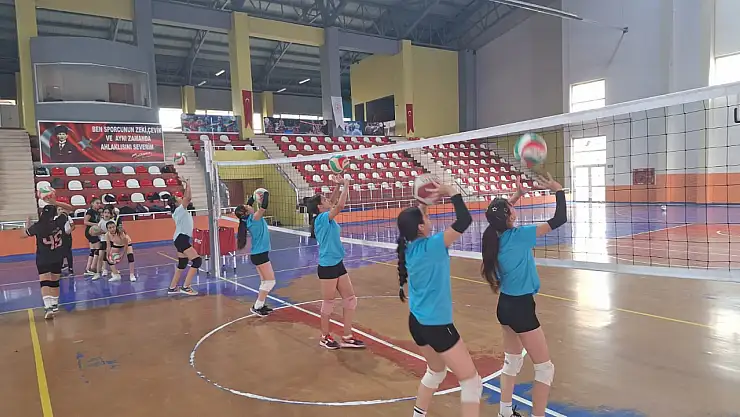 Bulanık Spor Salonu'nda Voleybol Antrenmanları Yoğun Katılımla Devam Ediyor